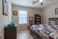 Goldfinch Guesthouse: Charming Family Home Near Lake & Downtown Claremore