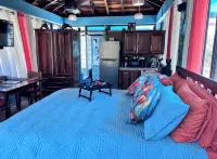 Seafront tropical luxury  private Casita  w/ pool Iguana Beach House Belize فنادق في 