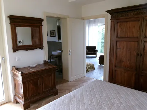 Elegant apartment, villa surrounded by greenery a stone's throw from the lake and the village -  Ferienhäuser