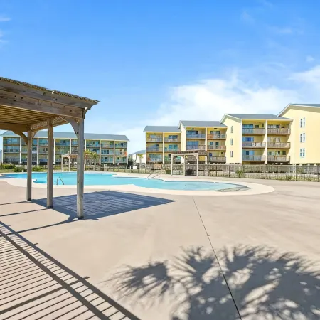 The Endless Wave: Oceanfront Condo, Sunrise View, Pool, 1-mile to Dining & Pier