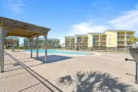 The Endless Wave: Oceanfront Condo, Sunrise View, Pool, 1-mile to Dining & Pier - Pools