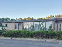 Sandy Pacific Hideaway-hot tub, smart tv, woodstove. 4 bedroom home. Florence,OR