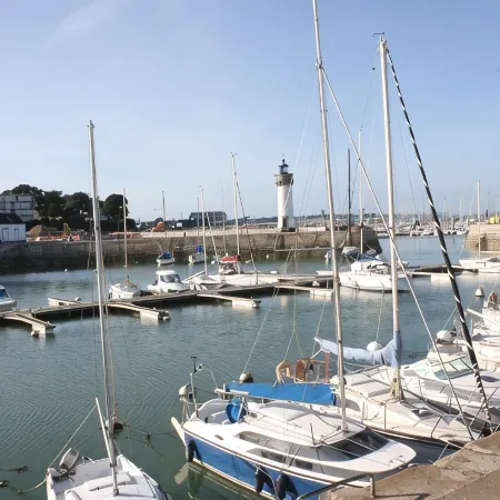 Apartment facing pier with sea view, WIFI and secure parking space