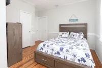 Flamingo Chalet: Newly Remodeled with Fire Pit - Wifi