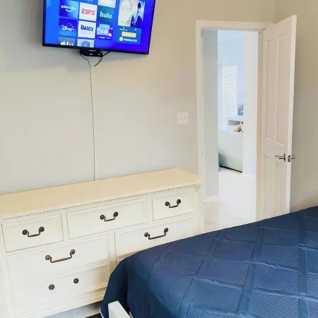 Lovely 2 Bedroom Condo with a Pool and Beach View