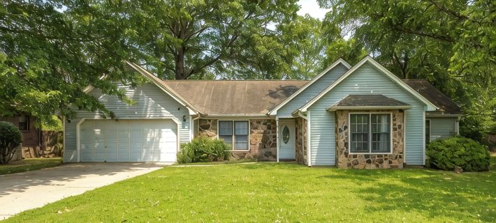 The Whipserwood Cottage Hotels in Madison