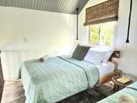 Charming 1-bedroom chalet in lush Poas with cascading pools & raw nature  WiFi - 民宿