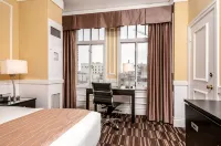 The Pickwick Hotel - Bathtub
