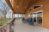 April Special ~ Mtn Views, Hot Tub+Fire Pit, WiFi, Gas Log Fireplace, Grill!