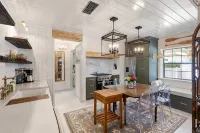 Le Hibou Blanc (A) - Fairhope: Laid-back Sophistication