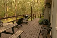 The Gray Chalet - private lot close to Lake Wallenpaupack & downtown Hawley