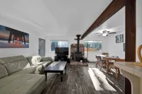 Cozy 3-bedroom cabin in beautiful Trinity Center with WiFi, AC