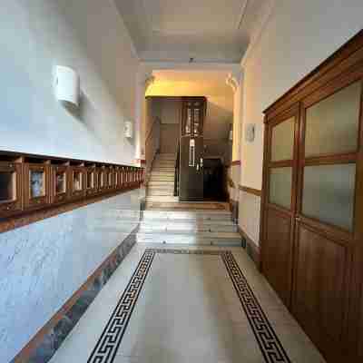 Newly renovated apartment, 10 minutes from the historic center and station. Others