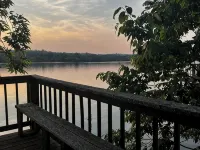 Superb 2-bedroom house on the Tennessee River. Hotels in Perry County