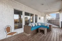 NEWHOUSE MANSION DALLAS TOP 10 Vacation Rental  POOL and SPA3 Acres Of Land - Kitchenette