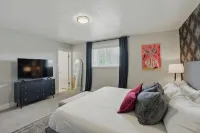 1 min from Lindon Temple- Hot tub, Sleeps 16, Xbox, Poker, 6 Bed