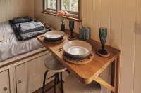 Luxury Shepherds Hut with Bath