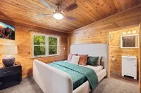 Toccoa Riverside Cabin: Pet-Friendly, Hot Tub, Firepit & Prime Fishing Retreat - 샬레 호텔