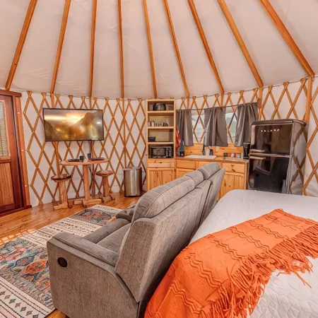 Cockatoo Yurt/Cold A/C! Hot Tub/Grill/Close to Town/River Yurt Village