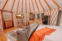 Cockatoo Yurt/Cold A/C! Hot Tub/Grill/Close to Town/River Yurt Village - 샬레 호텔