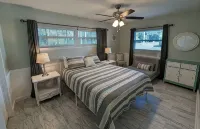Waterfront Paradise w dock, large patio, lanai, pool, hot tub! Bring your boat! - 3つ星