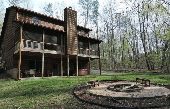 6  Bedrooms, 3 1/2 Baths, WiFi, Dog Friendly, Pool Table, Hot Tub, Fire Pit