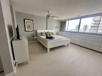 Beach front, best location, ocean and city views + parking! - balcony