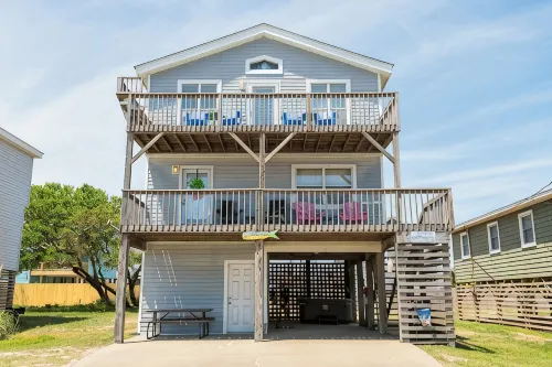 Charming 4-bedroom house.  Walking distance to the Beach and Restaurants! - バルコニー