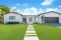 Luxury Lakefront 6BR Retreat / Games, BBQ & Views - Homestays