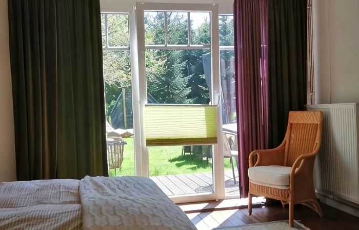 Spacious vacation apartment with fireplace and barrel sauna in the sheltered garden.
