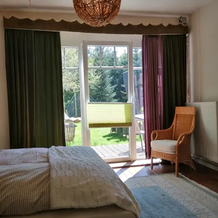Spacious vacation apartment with fireplace and barrel sauna in the sheltered garden.