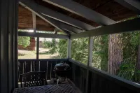 China Alley Cabin B: Cute & Cozy Cottage w/ Deck - 3-Star