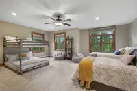 The Bolton House - 5 BR 3.5 BA Home with Hot Tub - 4つ星