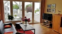 Close to the beach and with sea views, apartment in a quiet, central location - 3-stjärniga