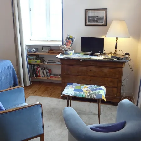 Residential flat in a former Etretat villa, in a big garden with free parking.