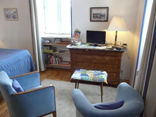 Residential flat in a former Etretat villa, in a big garden with free parking.