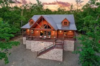 Family Retreat, 3 King Suites, Wine, Playground, Hot Tub, Fire Pit, Private!