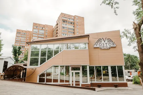 Vostok Hotel - parkir