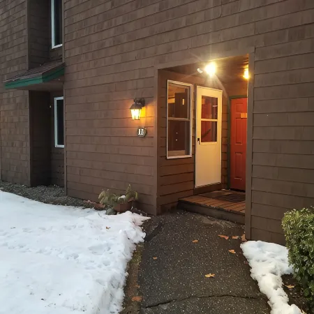 Cozy 3-bedroom/3-bathroom Townhouse, minutes from Loon Mt with an indoor pool
