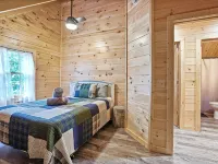 Secluded 6-bedroom Log Cabin Nestled in the Pines Hôtels à : Marion Township