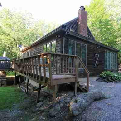 Quaint Stowe Vermont Cabin Hotel Exterior