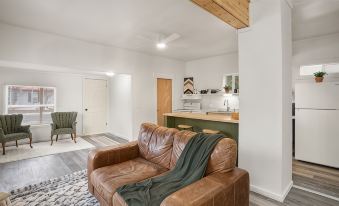 Cozy retreat near Sandpoint, Idaho. Close to Downtown, the lake and skiing.