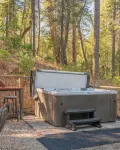 Sage House - Walking Distance to Lake, Hot Tub, Pet Friendly w/ New AC