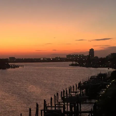 Luxury condo on the water, quiet and serene, near famous Clearwater Beach