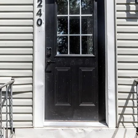 Stylish & Comfy Downtown Retreat: Queen Bed + Sofa Bed - Laundry - Free Parking!