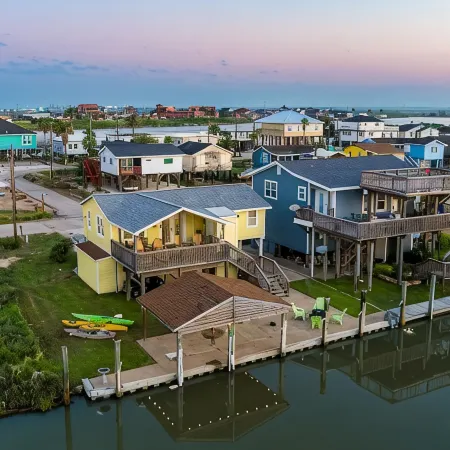 Cheerful "Bay B Shark" 2 bedroom canal front home- 2 min from the beach