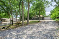 Superb Lake Texoma Home, 4 beds, 2.5 Baths, Hot Tub,1.5 miles to Highport Marina
