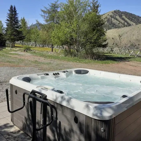 Lewis Cabin, Greyhouse Inn Vacation Rentals