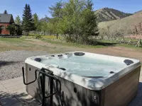 Lewis Cabin, Greyhouse Inn Vacation Rentals