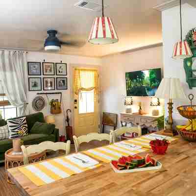 Walk to Beach, Fully Fenced Yard, 30 Day Min Stay, Minutes to Keesler Others